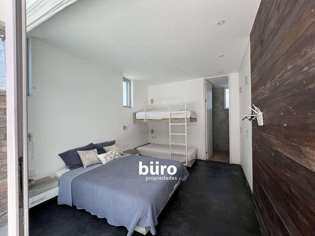 15 de 23: Dormitorio segunadrio con baño en el sótano