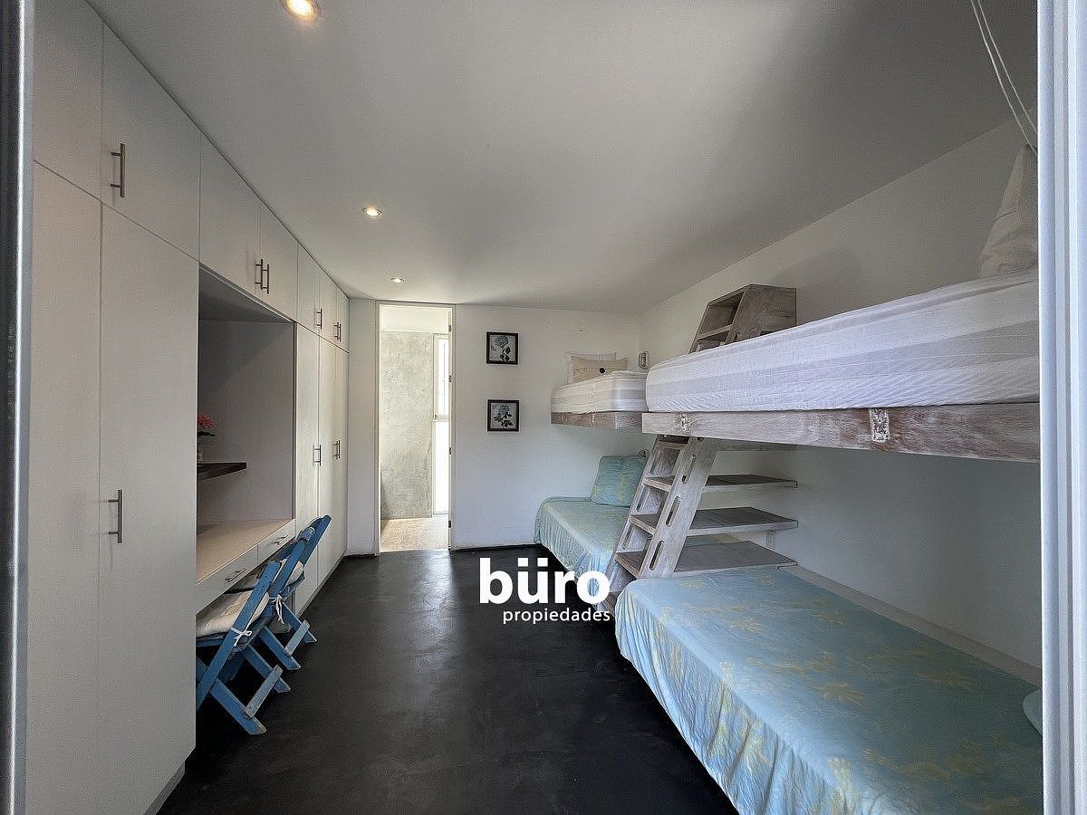 11 de 23: Dormitorio segunadrio con baño en el primer piso