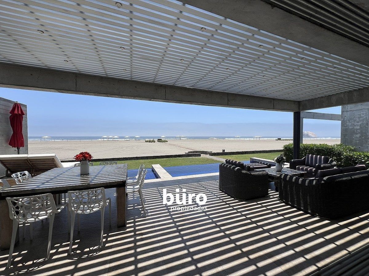 3 de 23: La terraza con comedor y sala al aire libre