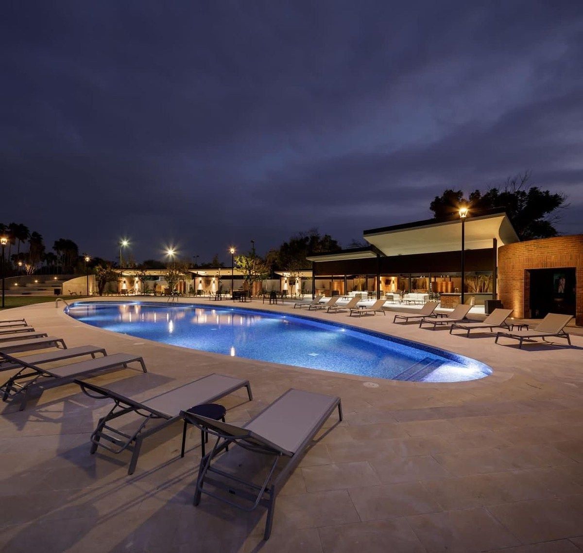 19 of 34: Area de alberca y camastros