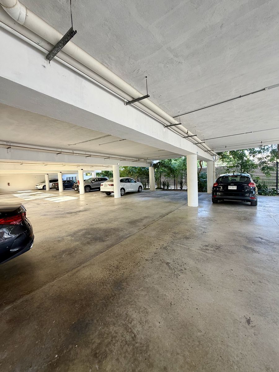 20 de 20: Estacionamiento Techado