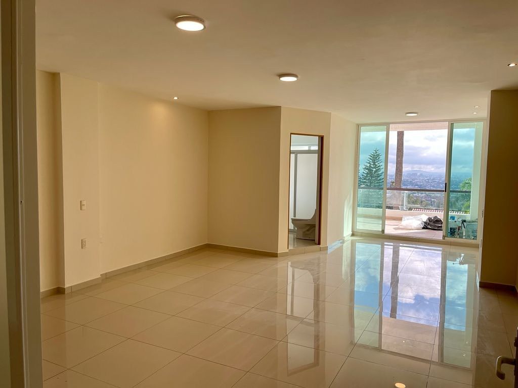 2 de 12: AMPLIA AREA DE TRABAJO