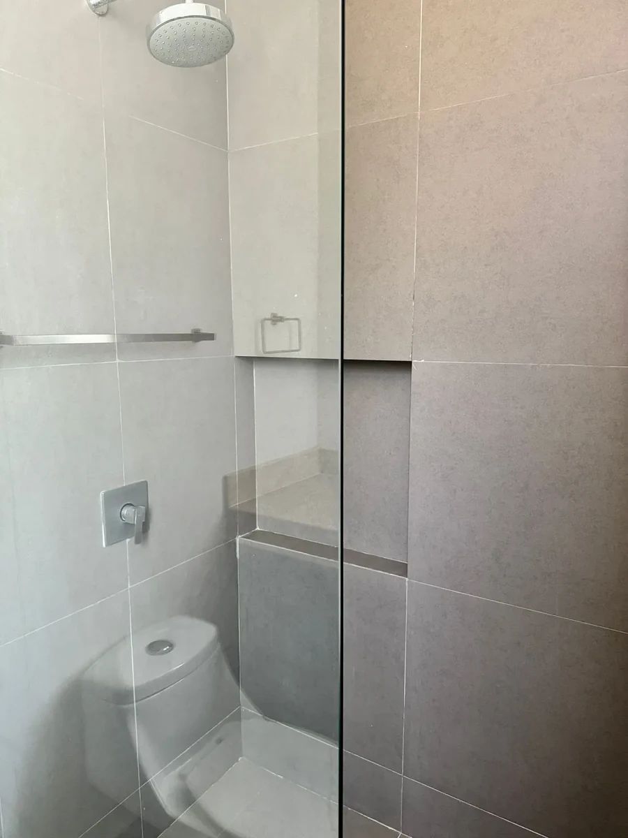 23 of 25: fijos en baños