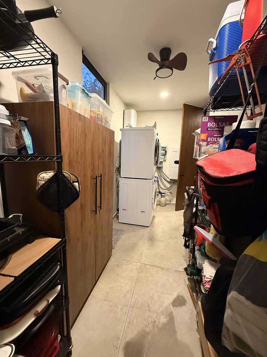 13 of 23: Cuarto de servicio con baño