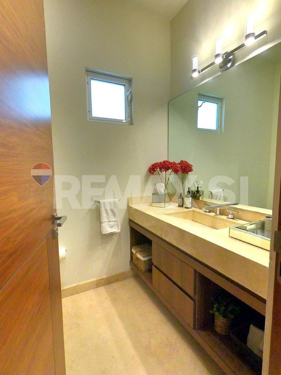 8 de 34: MEDIO BAÑO VISITAS