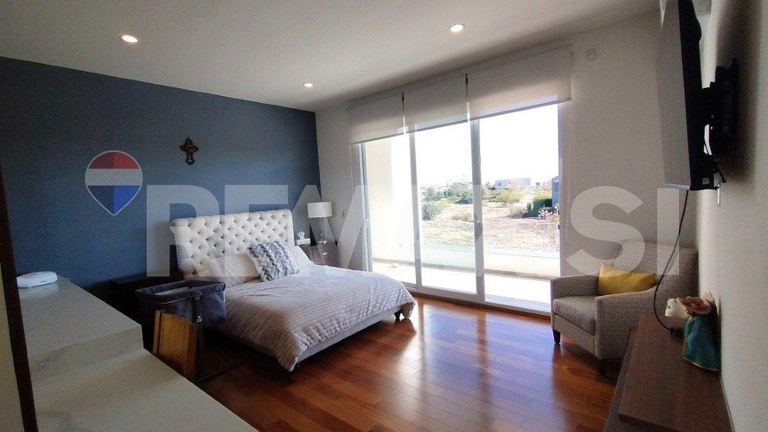 24 de 34: CON VESTIDOR Y BAÑO C/U