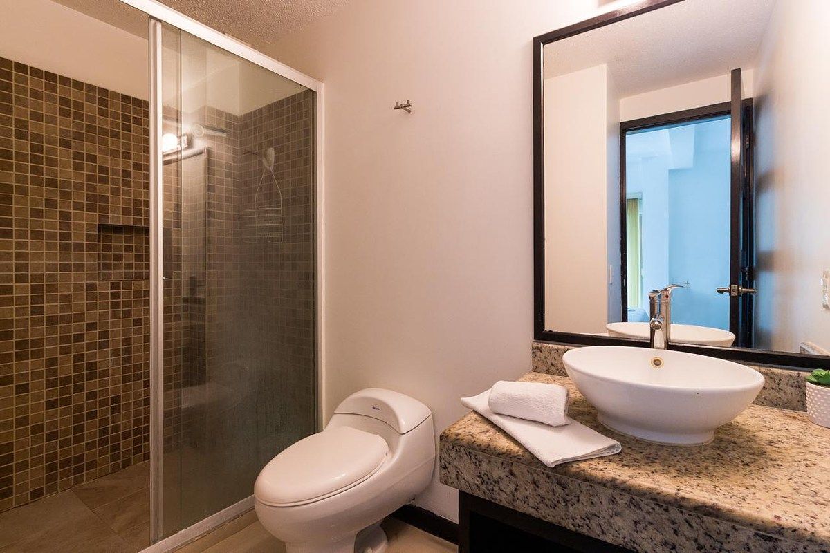 8 de 16: BANO 1 ID3129 CONDO SUN PARADISE 5TA AVENIDA BIS Y 38