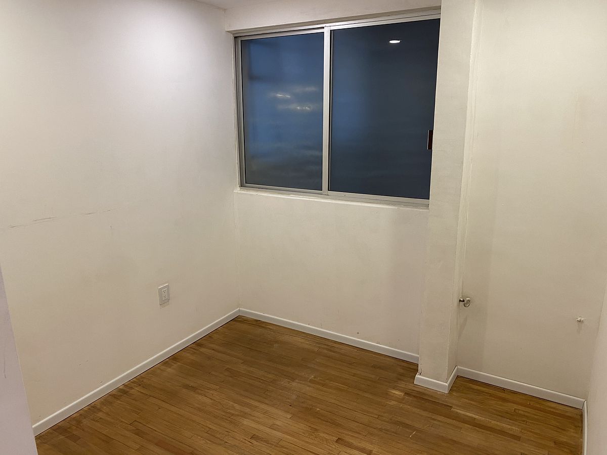 11 of 12: Habitacion 2