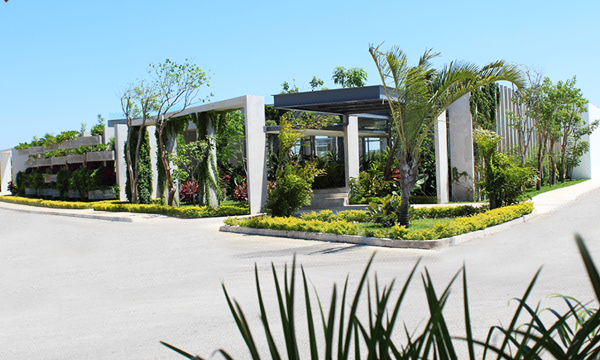 Lote residencial para construir, con casa club en residencial Yaxlúm