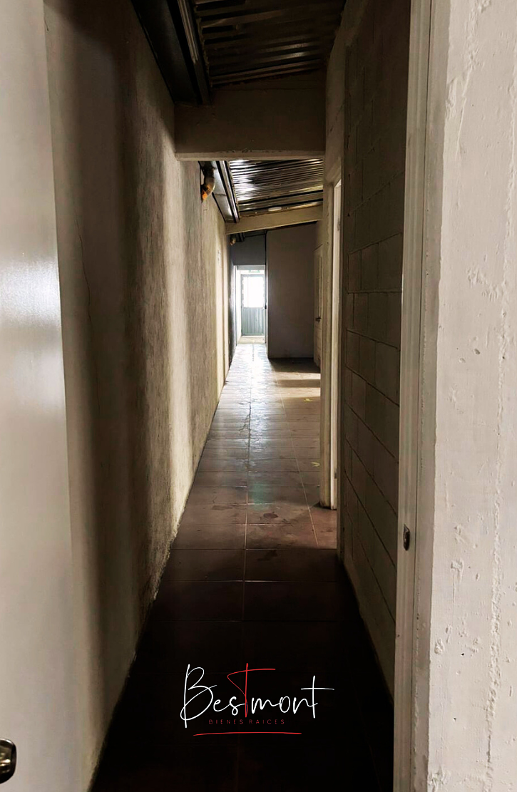 9 de 23: Pasillo oficinas