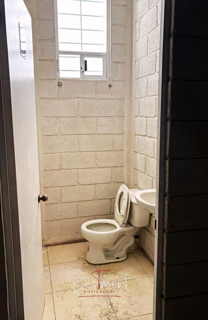 13 de 23: Primer baño en oficinas