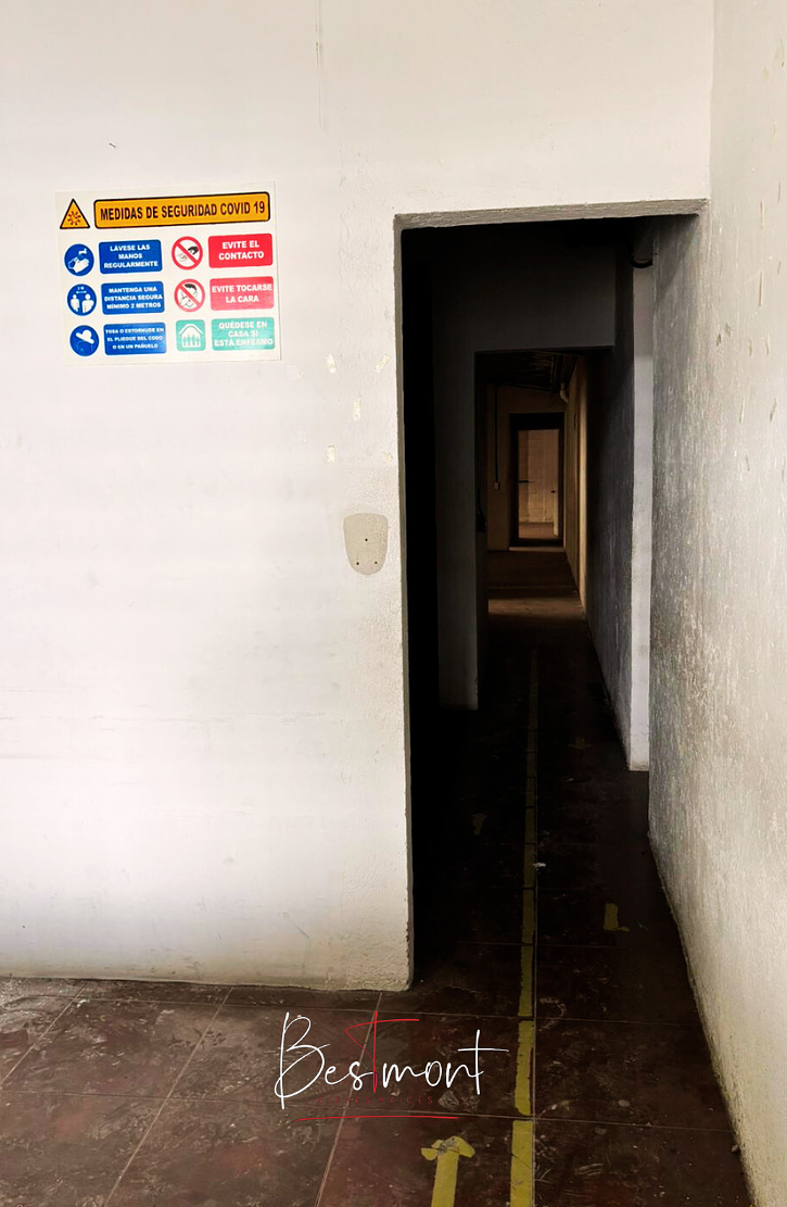 8 de 23: Pasillo oficinas