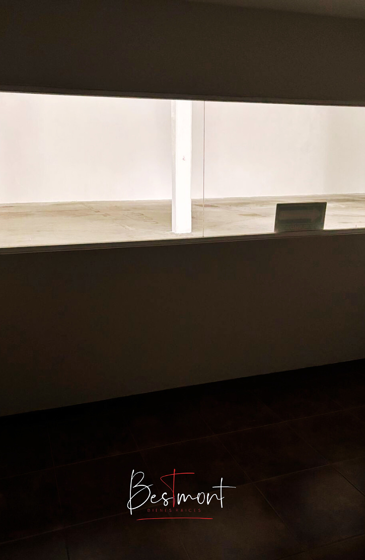 4 de 23: Oficina interior bodega