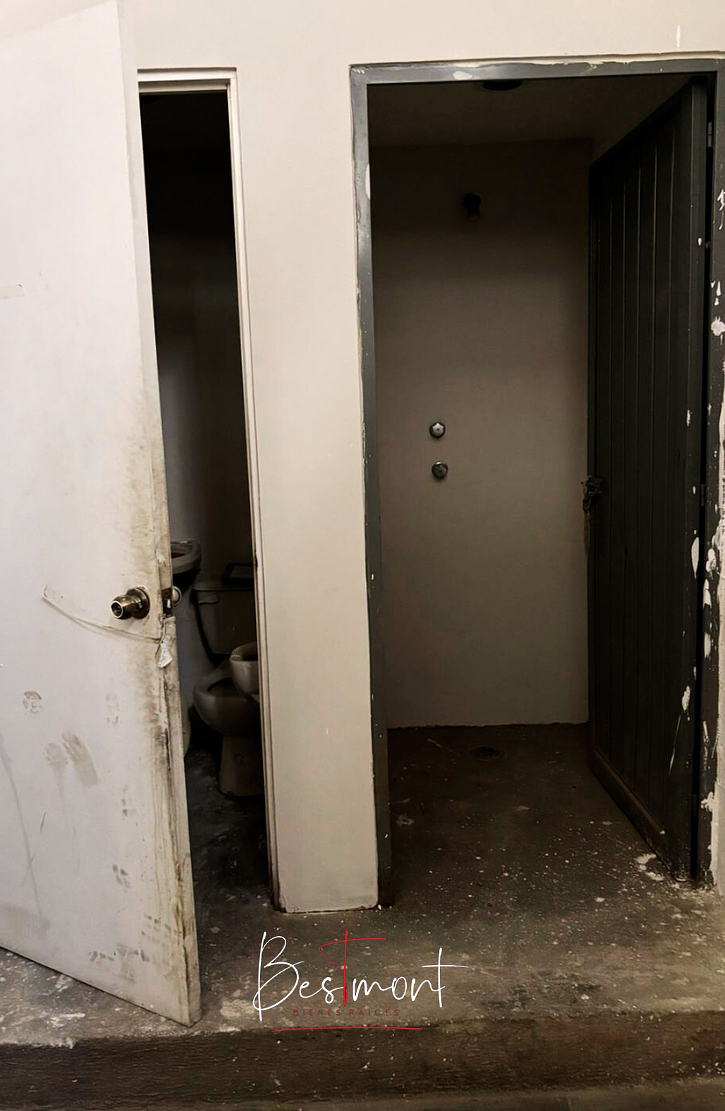 7 de 23: Baños bodega