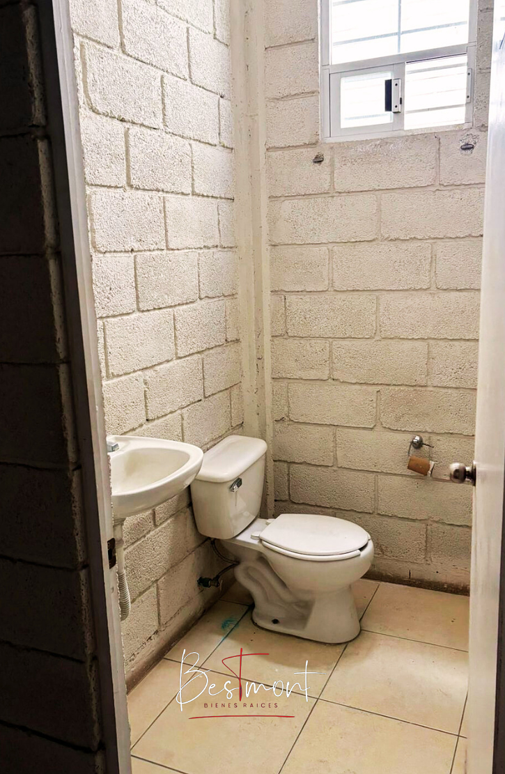 14 de 23: Segundo baño en oficinas