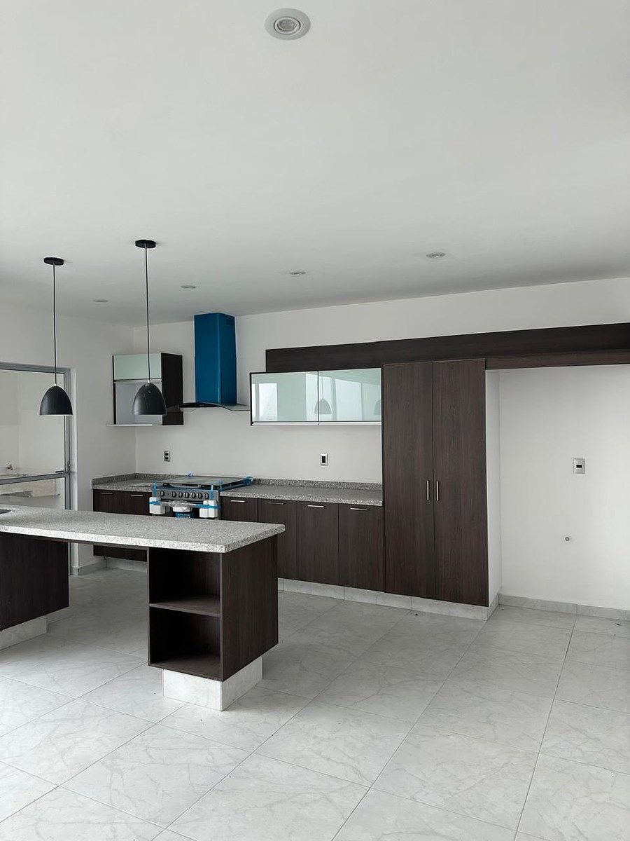 2 of 18: https://assets.easybroker.com/property_images/5772327/101124