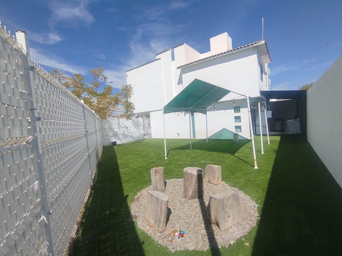 8 de 15: jardin y area social