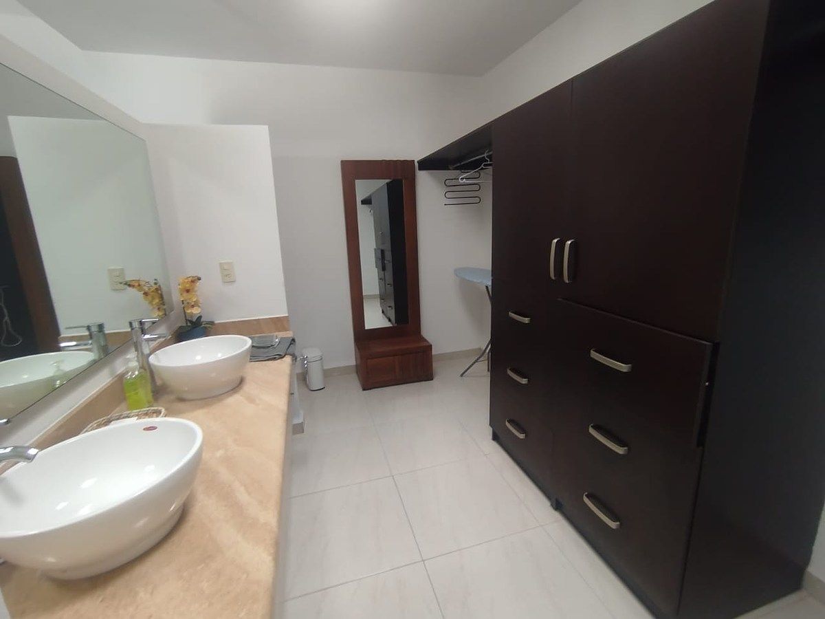 12 de 15: baño y vestidor de recamara principal