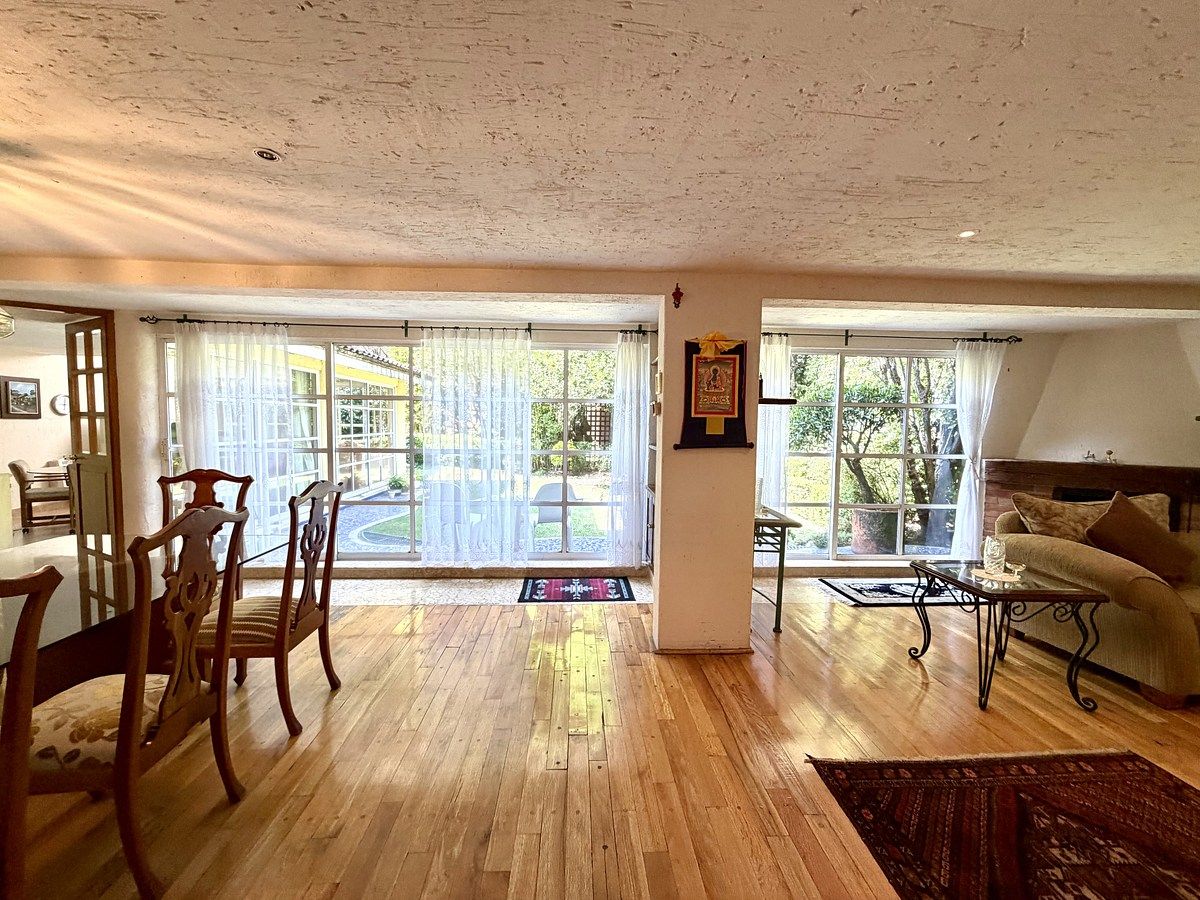 2 de 26: Sala y comedor con salida al jardín