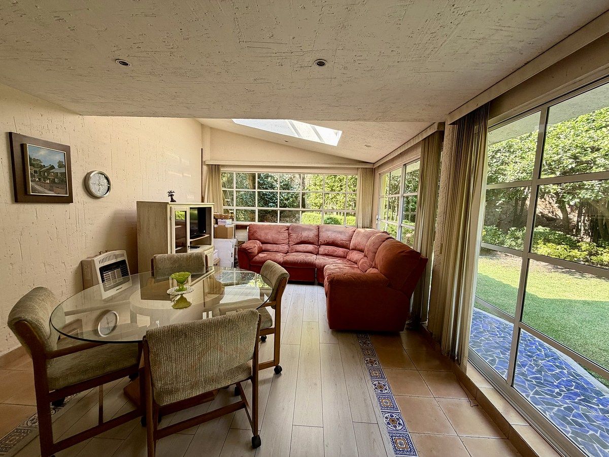 7 de 26: Sala de TV con salida al
Jardín