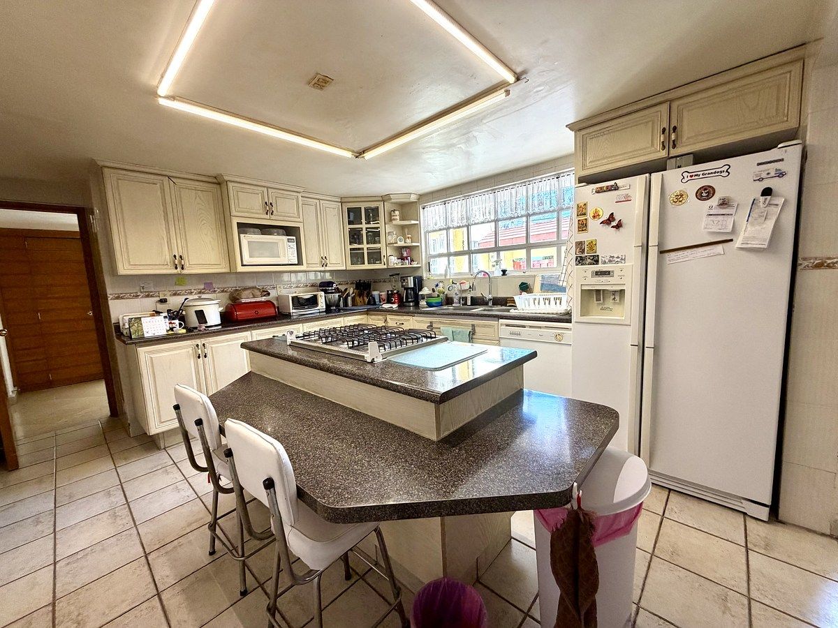 10 de 26: Cocina con despensas