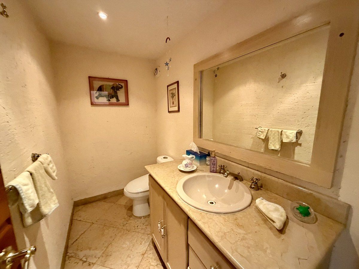 24 de 26: Baño de
Visitas