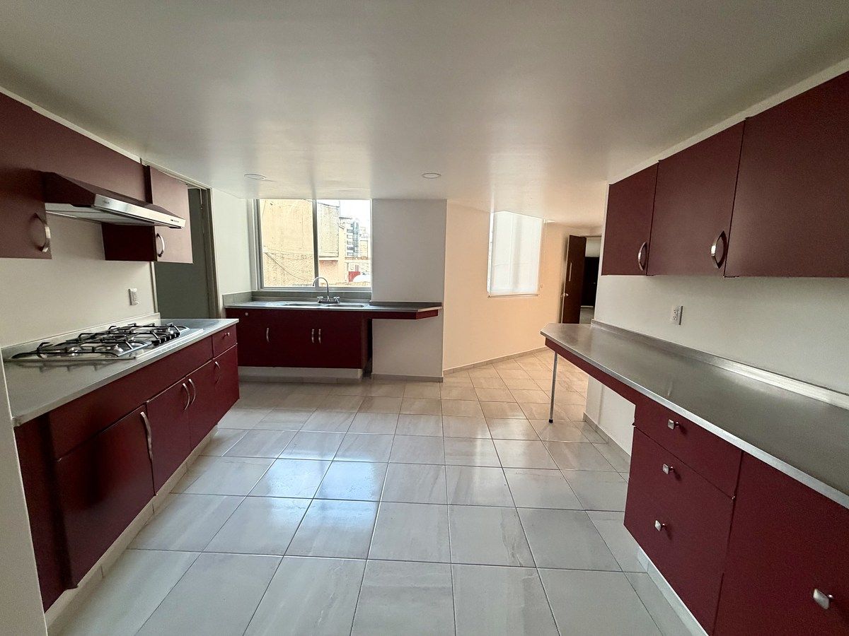 5 de 16: Cocina con área de antecomedor