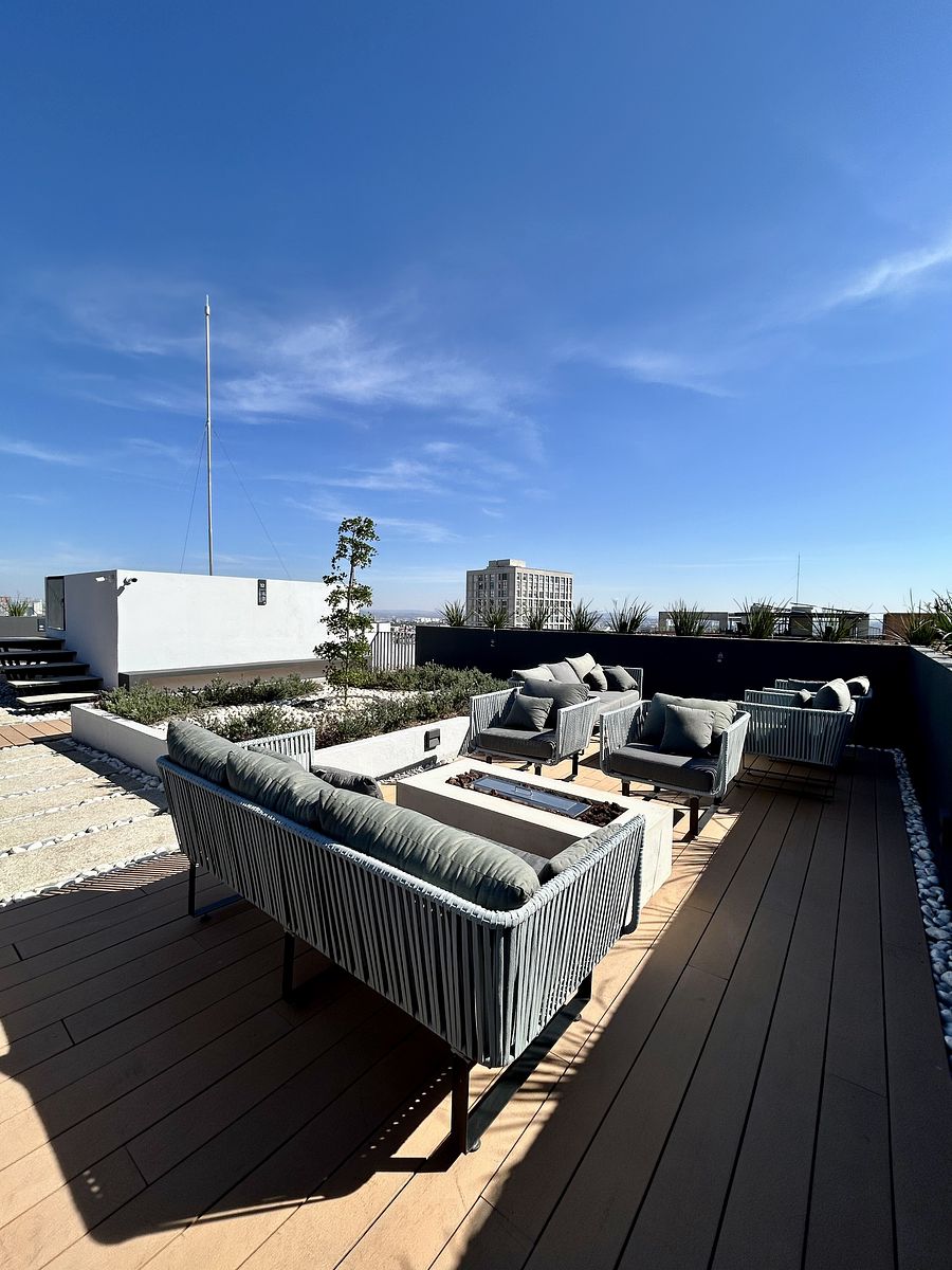 20 de 22: terraza con fogateros