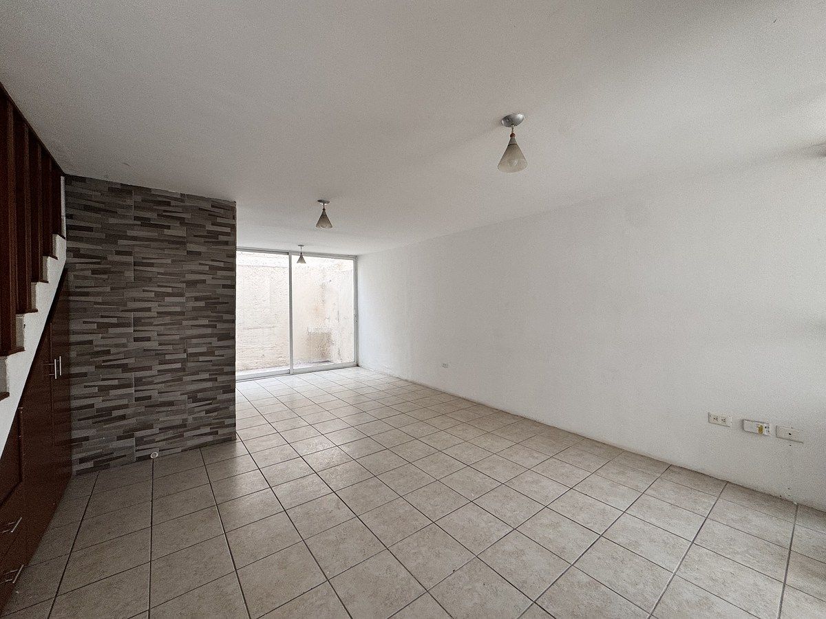 2 of 13: Sala comedor