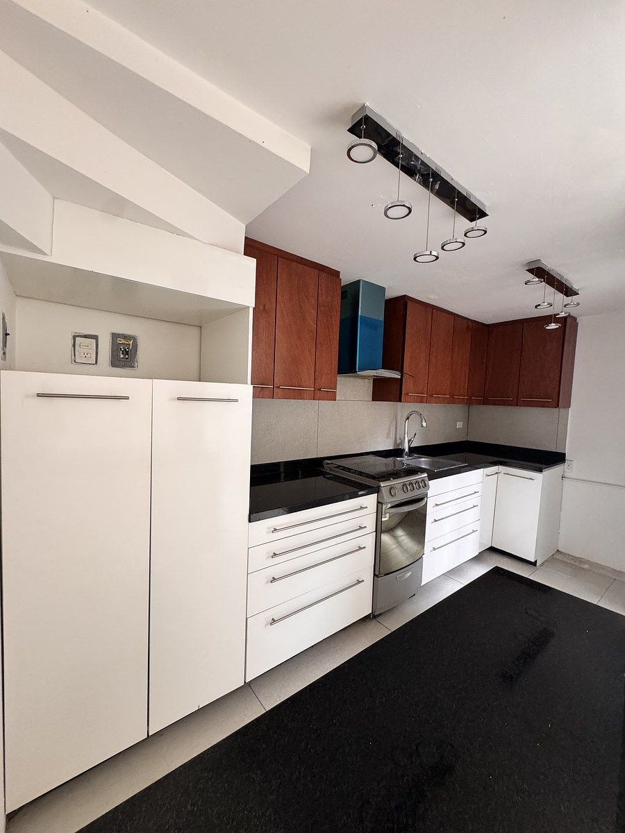 3 of 13: Cocina espacio para refrigerador grande