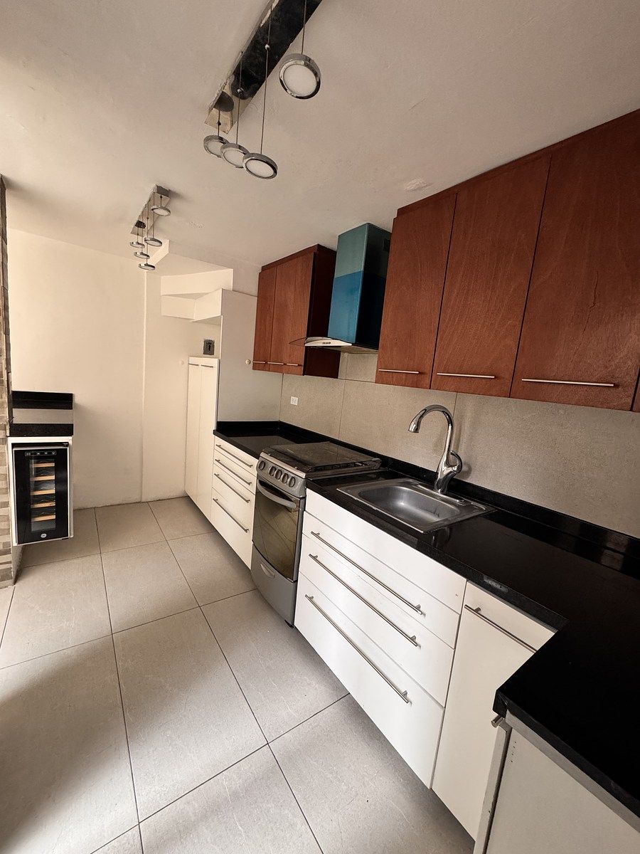 4 of 13: Cocina con enfriado de vinos