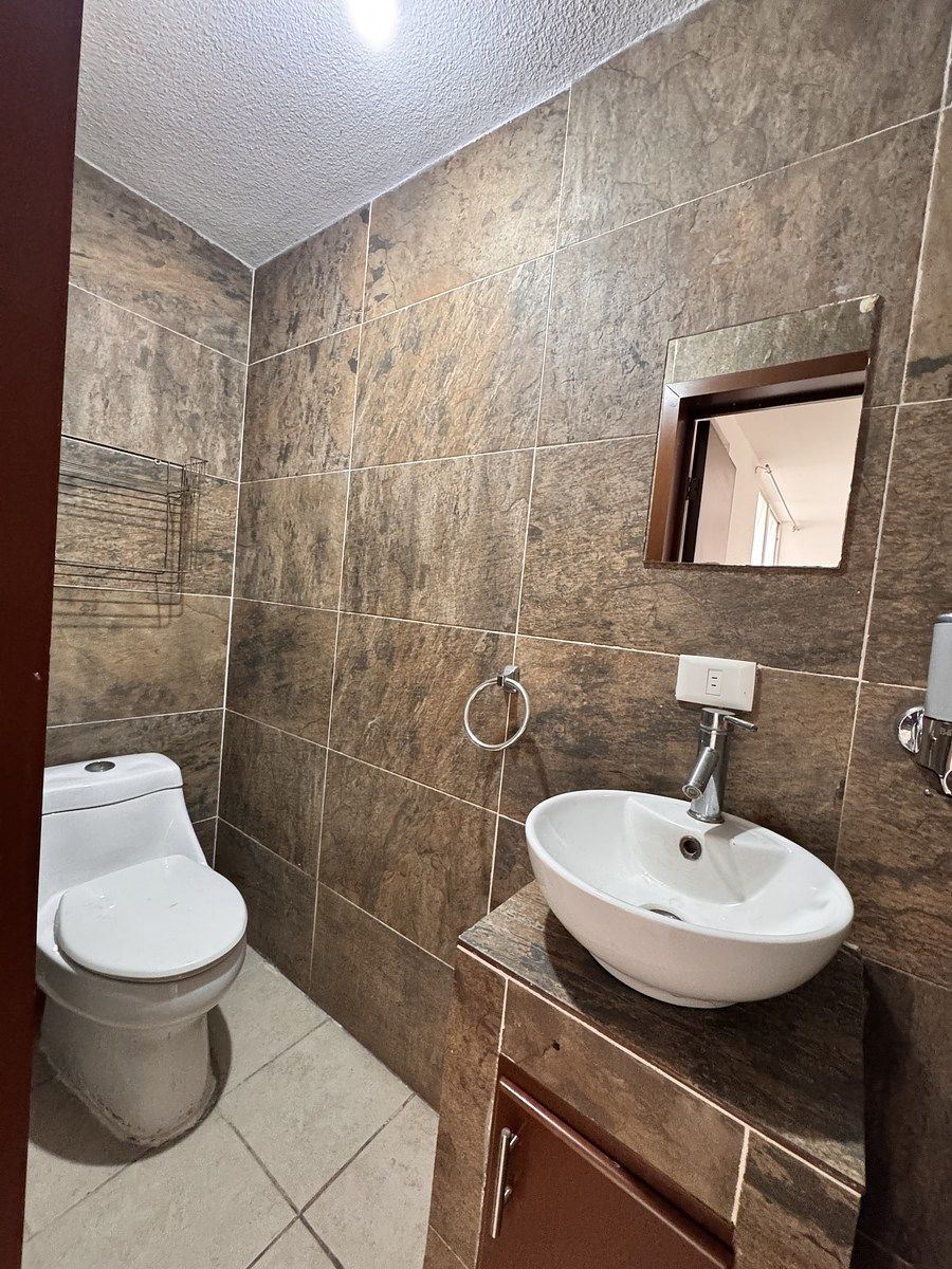 5 of 13: Medio baño planta baja