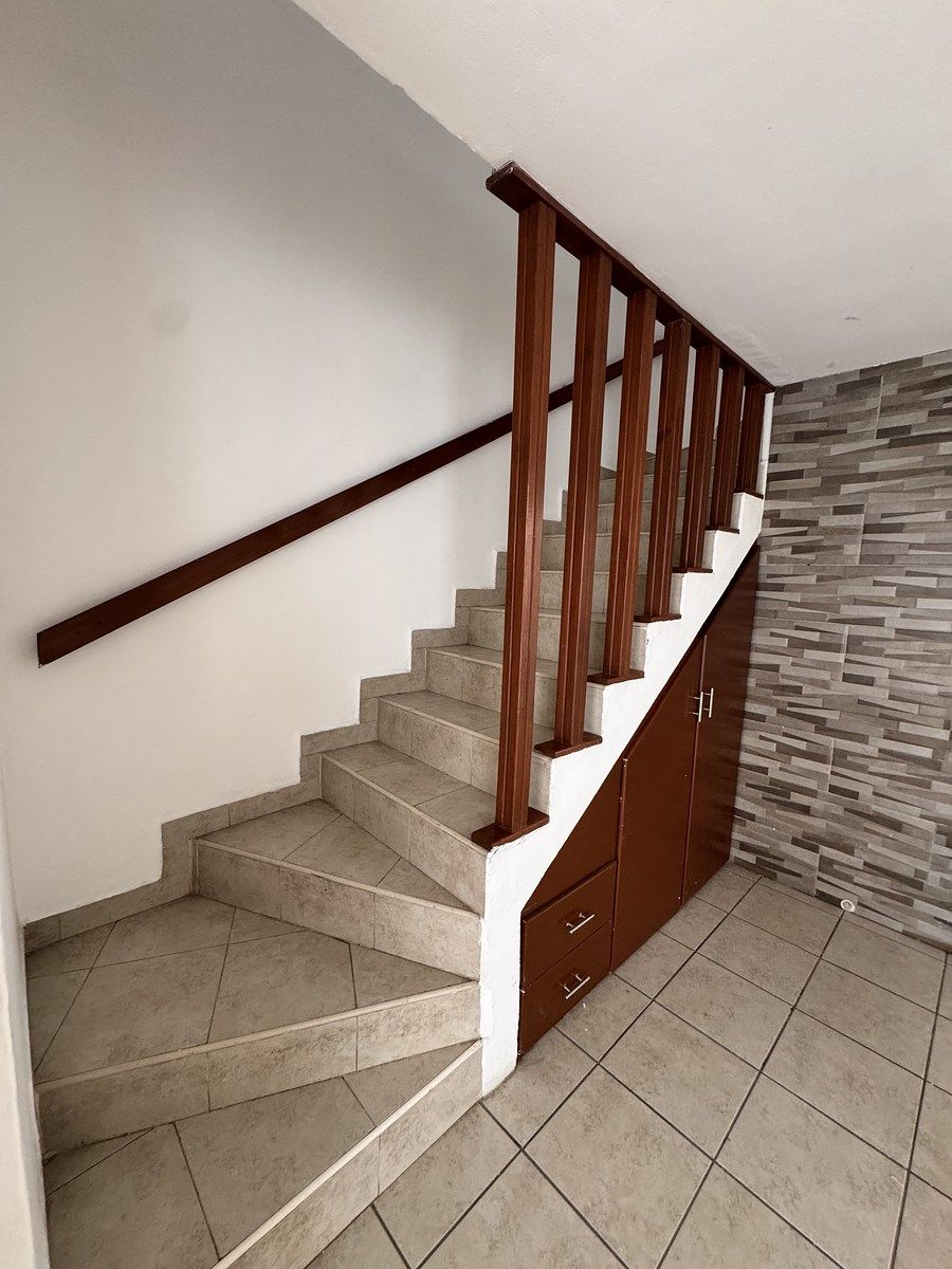 6 of 13: Escaleras y área de guardado