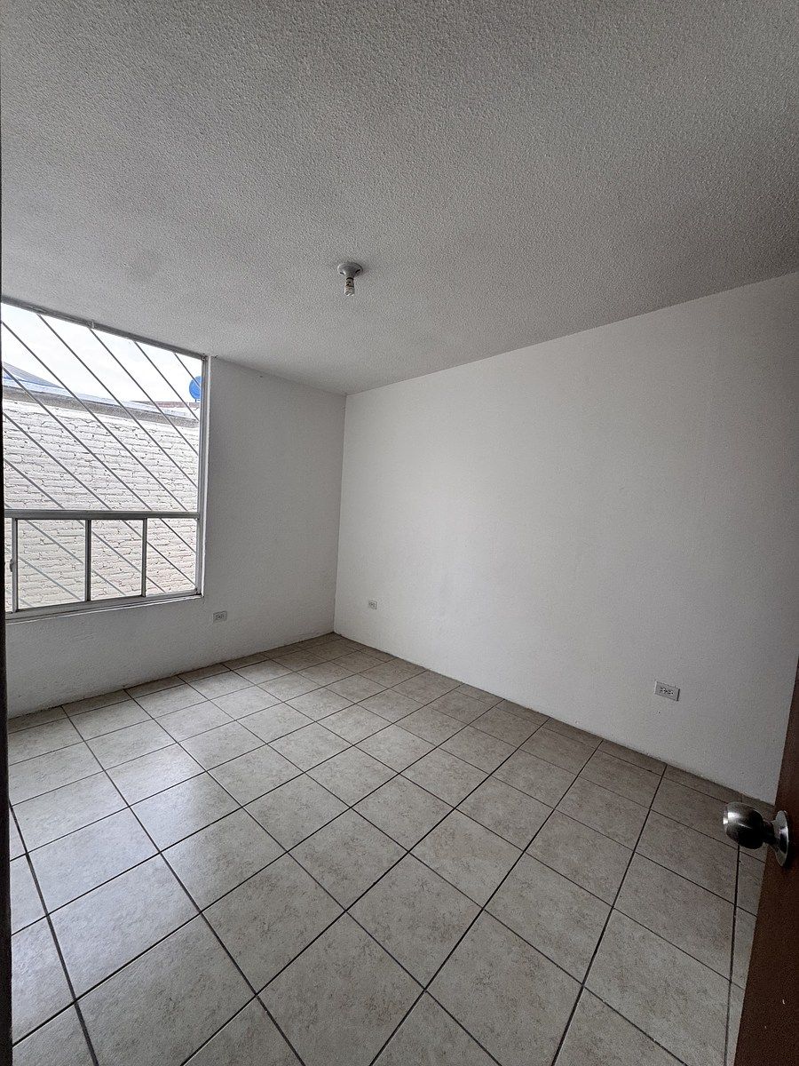 7 of 13: Recámara secundaria 1