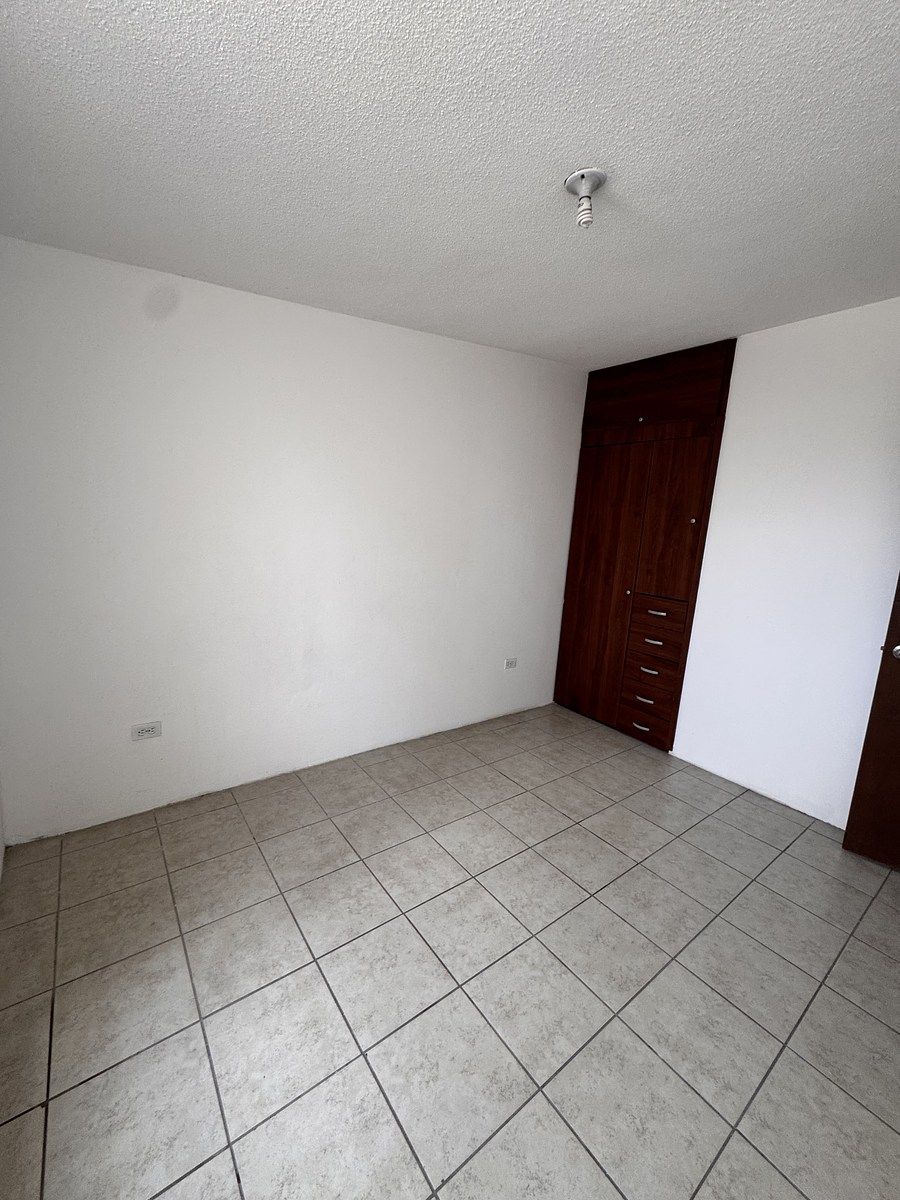 8 of 13: Clóset de Recámara secundaria 1