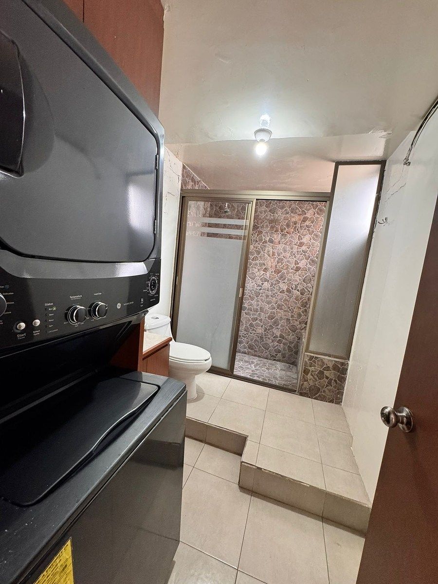 13 of 13: Baño secundario con área de centro de lavado