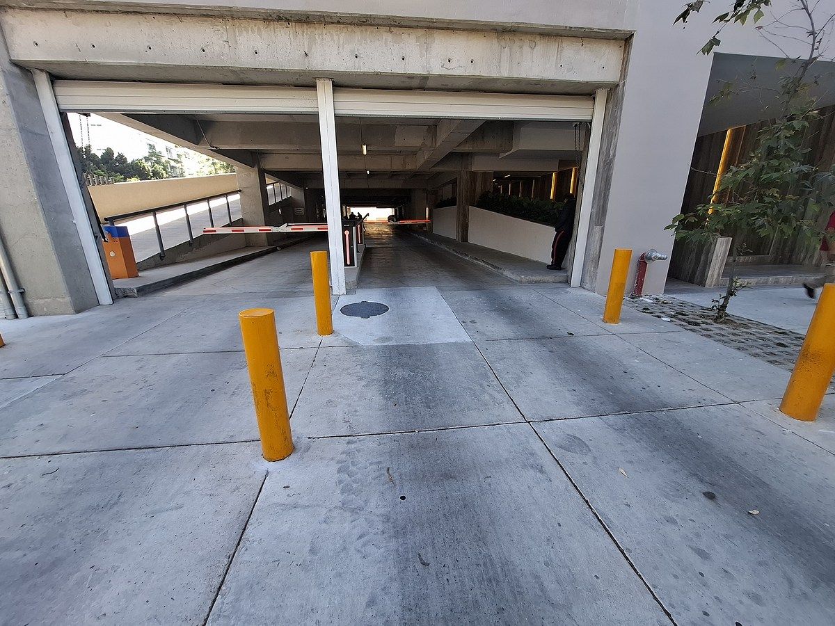 36 de 36: Ingreso a estacionamiento