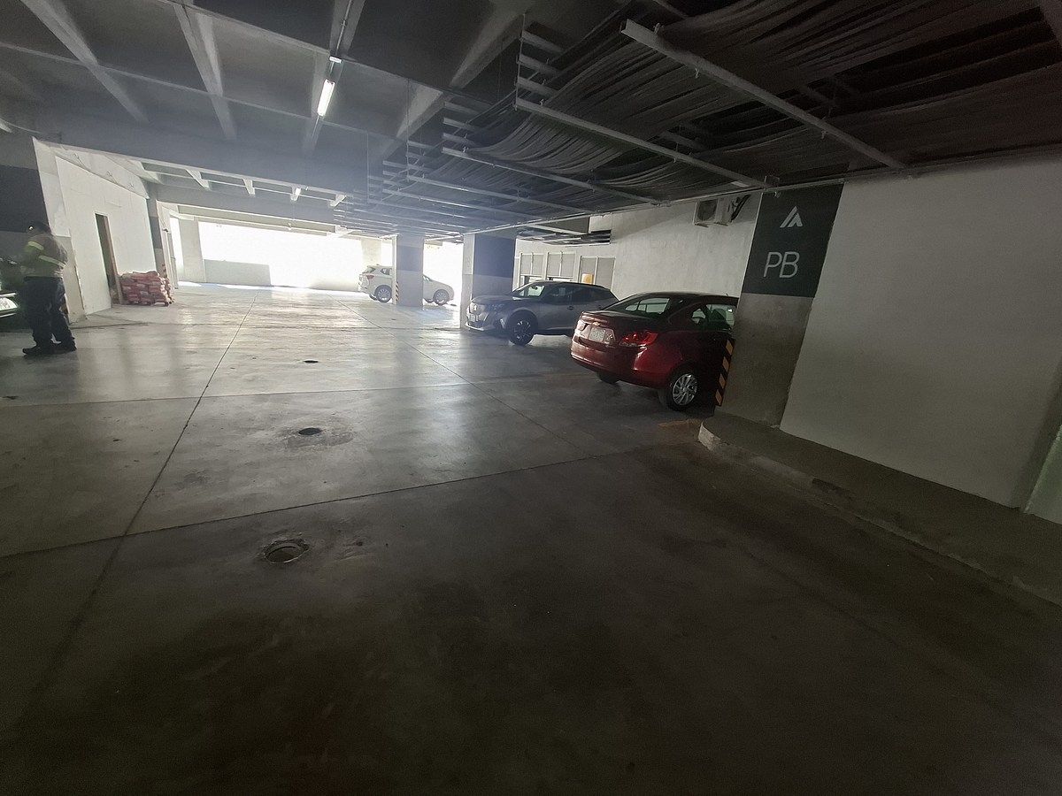 35 of 36: Estacionamiento