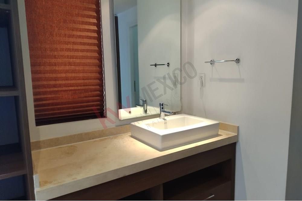 11 of 21: Baño principal