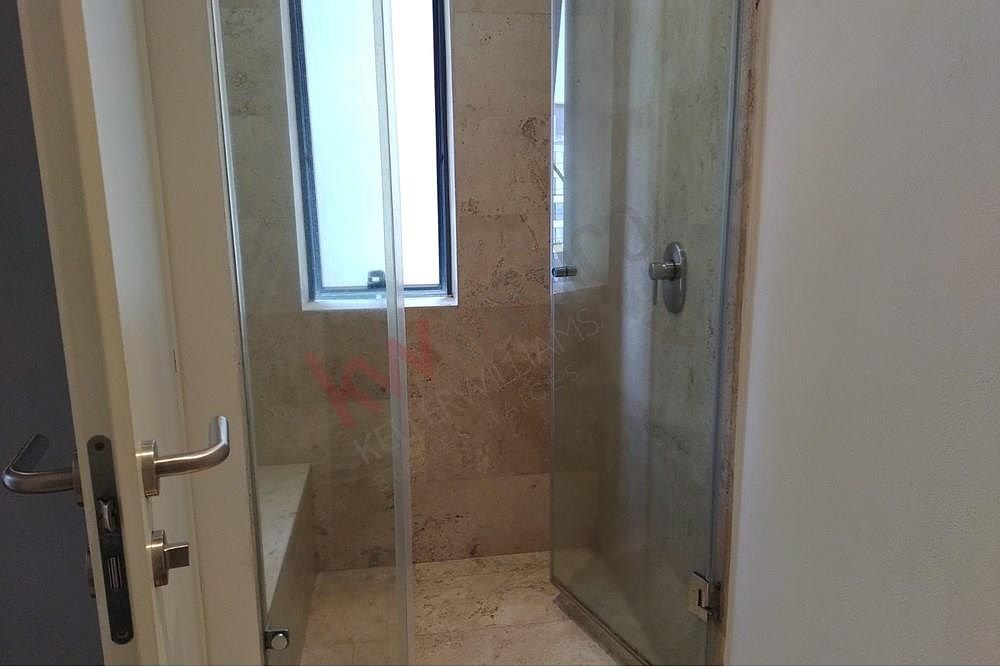 14 of 21: Baño principal