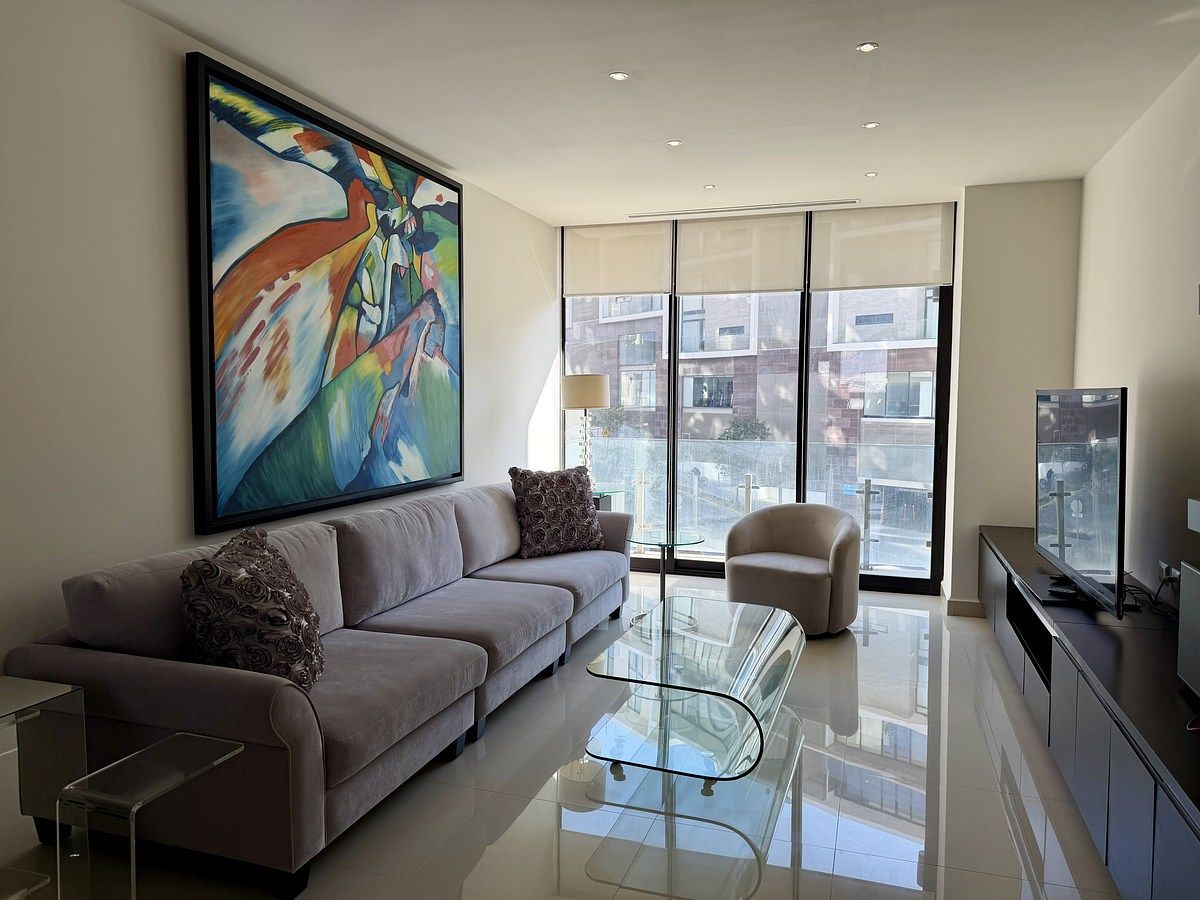 8 de 30: Sala con balcón