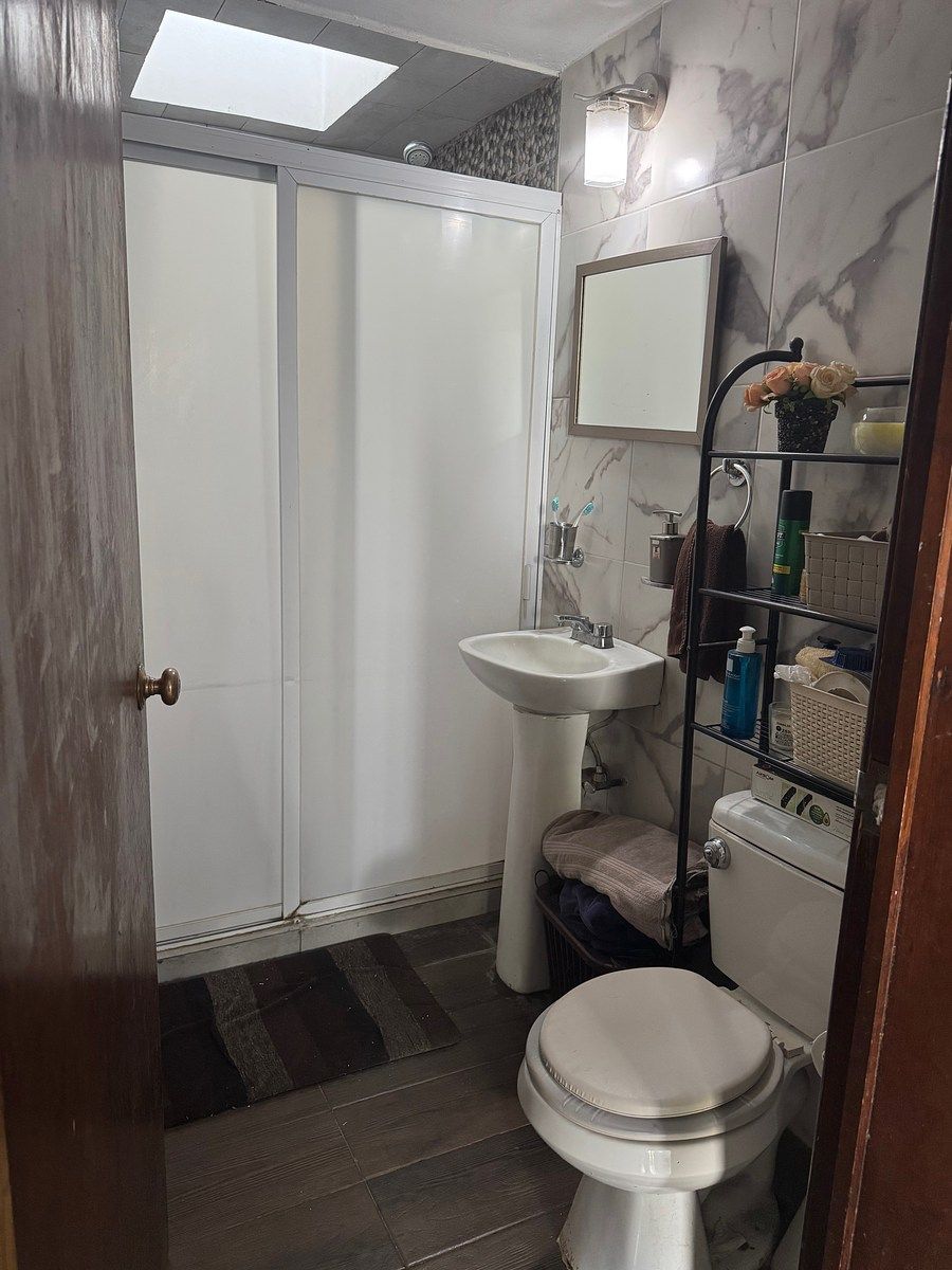 10 of 22: Baño de visitas (Área social)