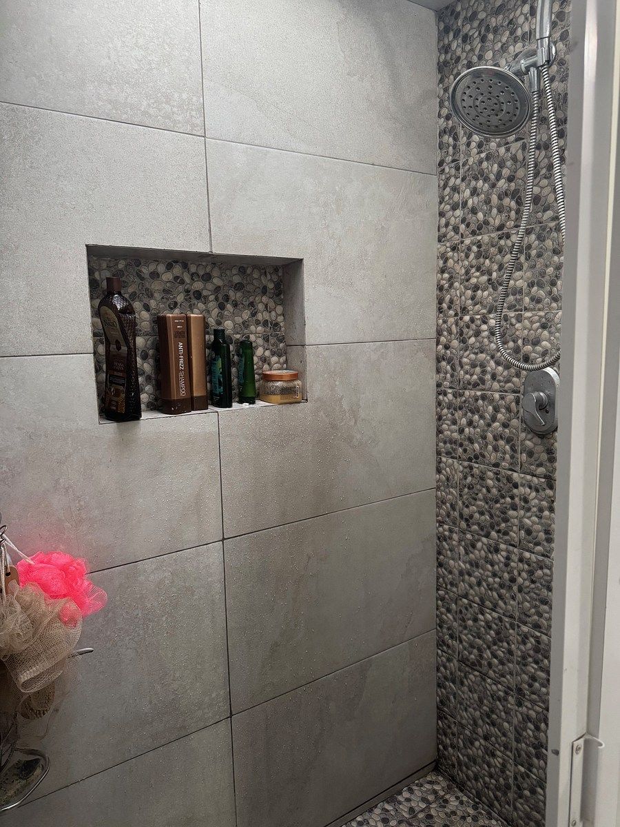 11 of 22: Baño de visitas (Área social)