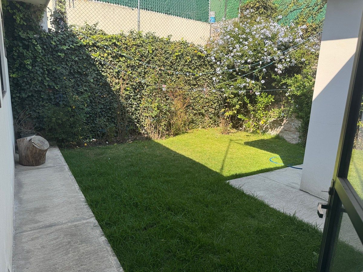 6 of 22: Jardín trasero