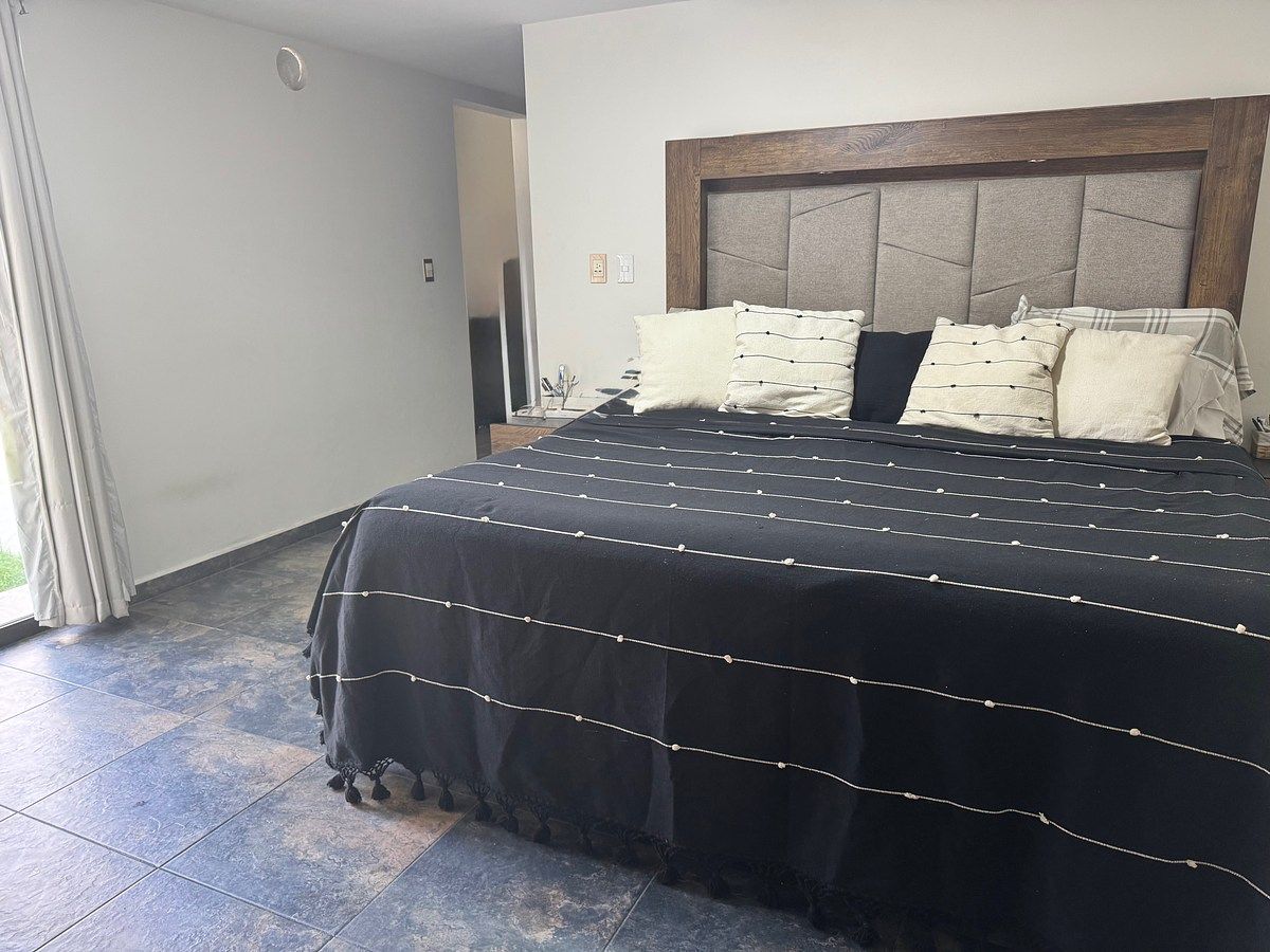 14 of 22: Recámara con acceso al jardín