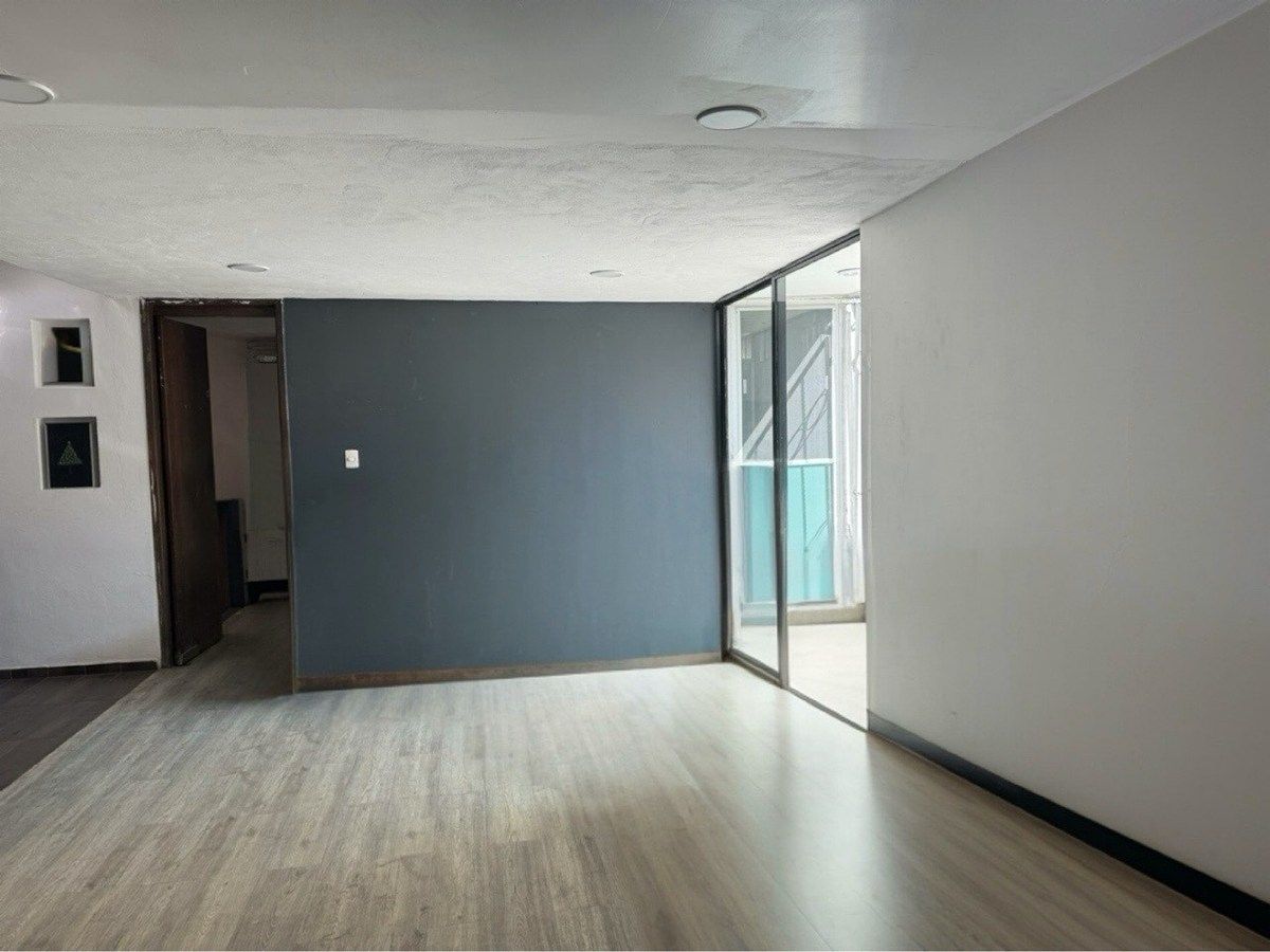 2 of 22: Estancia con vista al garage