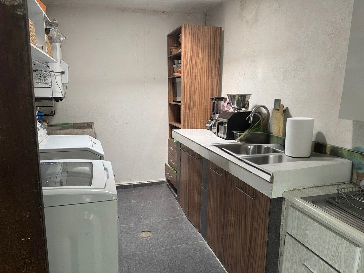 13 of 22: Espacio de lavandería integrado a la cocina