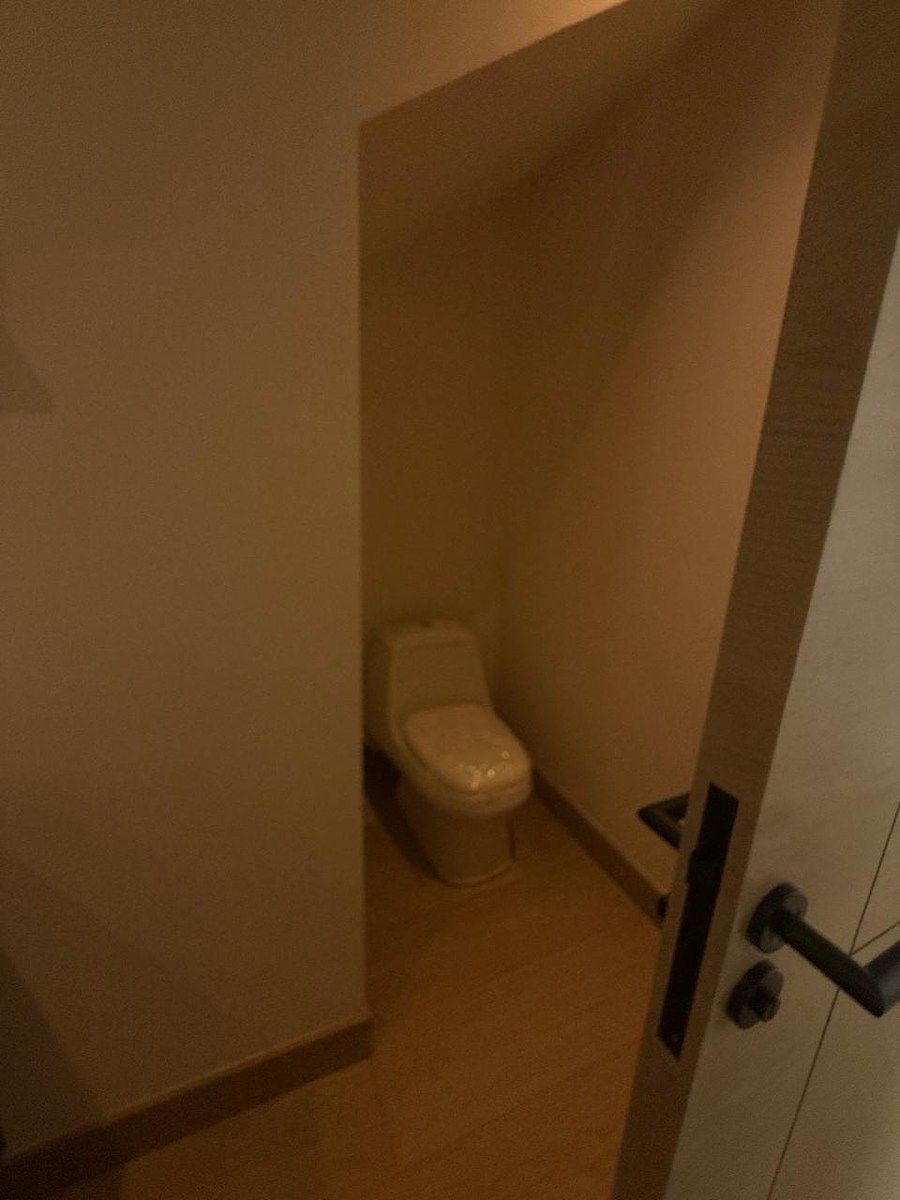 7 de 32: medio baño de visitas