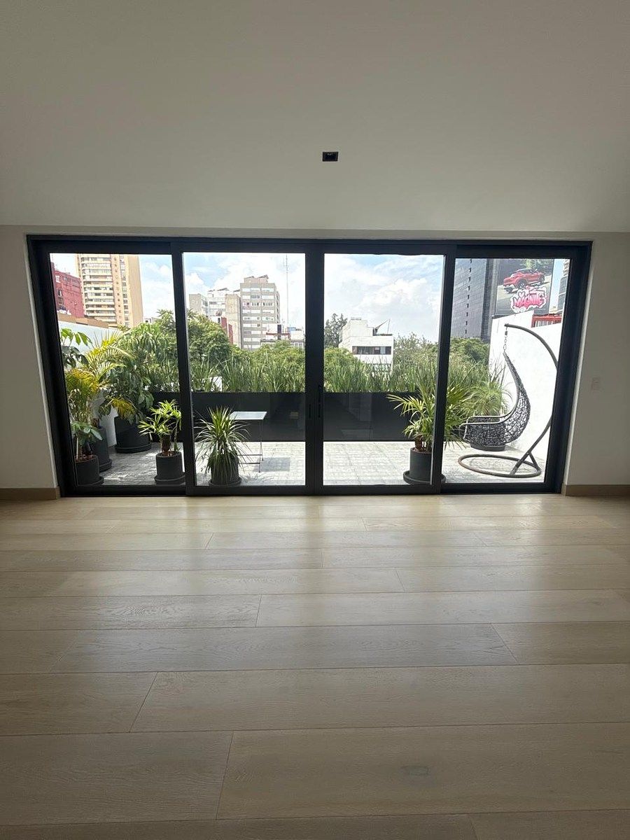 4 de 32: vista de sala/comedor hacia terraza