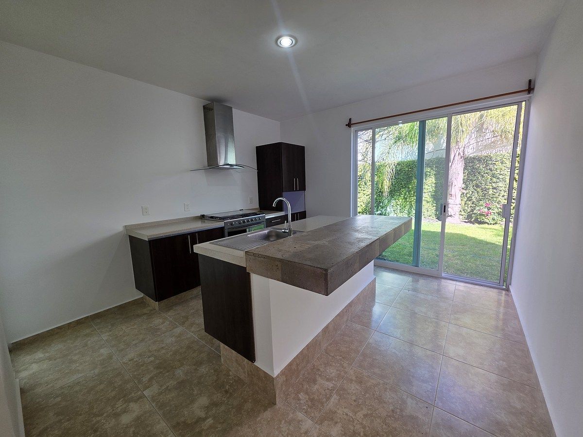 6 de 25: cocina equipada con salida a jardin